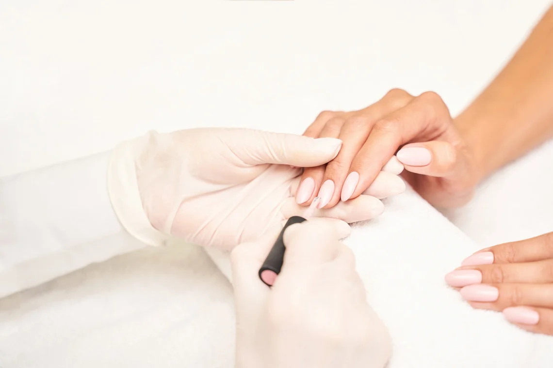 Manicure eseguita sulle mani di una cliente
